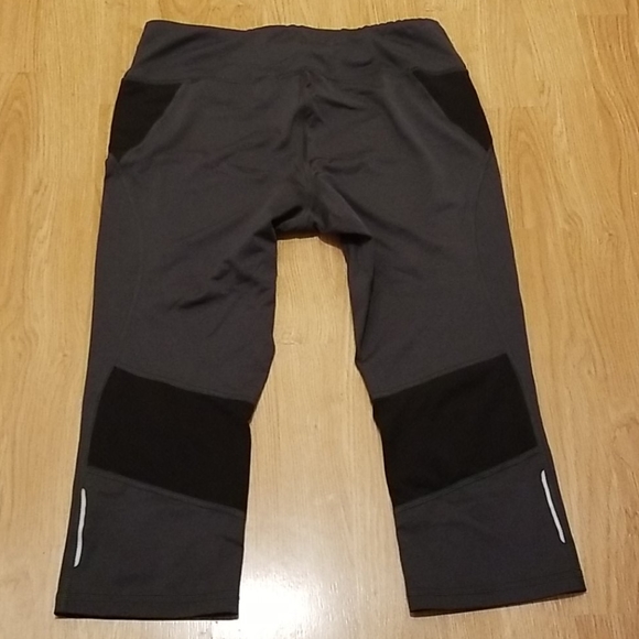 💥3/$10💥Reebok Workout Capris with Key Pocket - Picture 10 of 10